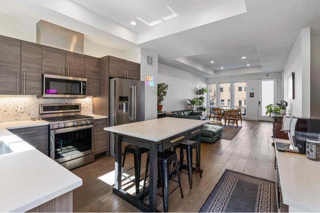 property at 2824 W Parkside Pl