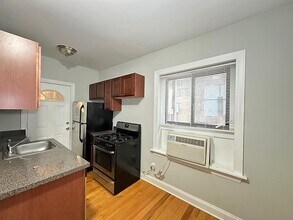 3737 N Pine Grove Ave, Unit J05P in Chicago, IL - Foto de edificio - Building Photo