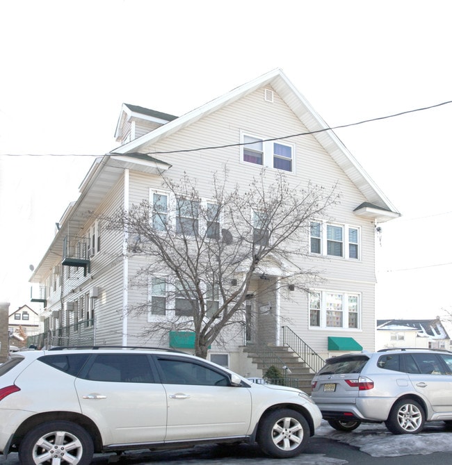 641 Van Buren Ave in Elizabeth, NJ - Foto de edificio - Building Photo