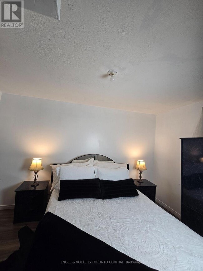 property at 9 Shademaster Ct