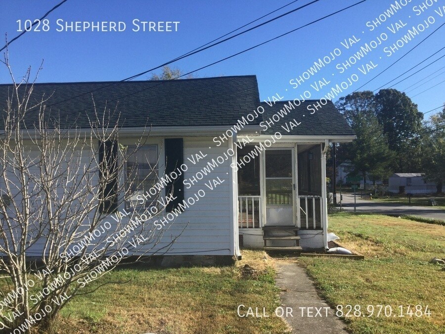 1028 Shepherd St in Hendersonville, NC - Building Photo