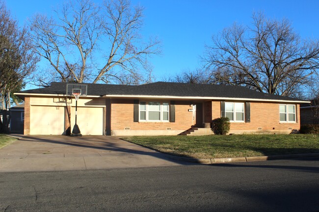 2119 Curtis Dr, Unit Main House and Guesthouse in Waco, TX - Building Photo - Building Photo