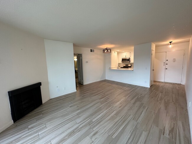 4705 Kester Ave, Unit #102 in Sherman Oaks, CA - Foto de edificio - Building Photo