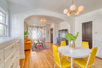 2215 SE Powell Blvd in Portland, OR - Building Photo - Building Photo