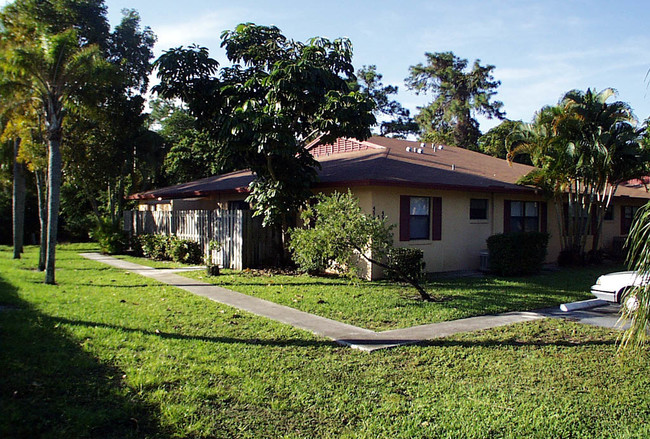 Town Square Villas in Lake Worth, FL - Foto de edificio - Building Photo