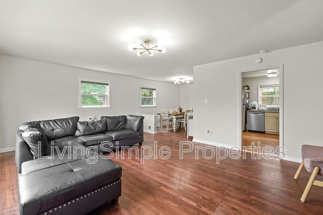 property at 1213 Gladstone Dr