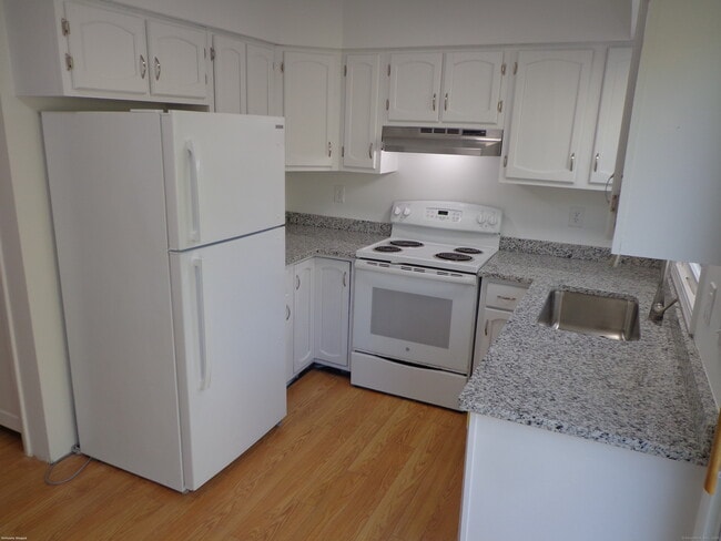 83b N High St in Clinton, CT - Building Photo - Building Photo