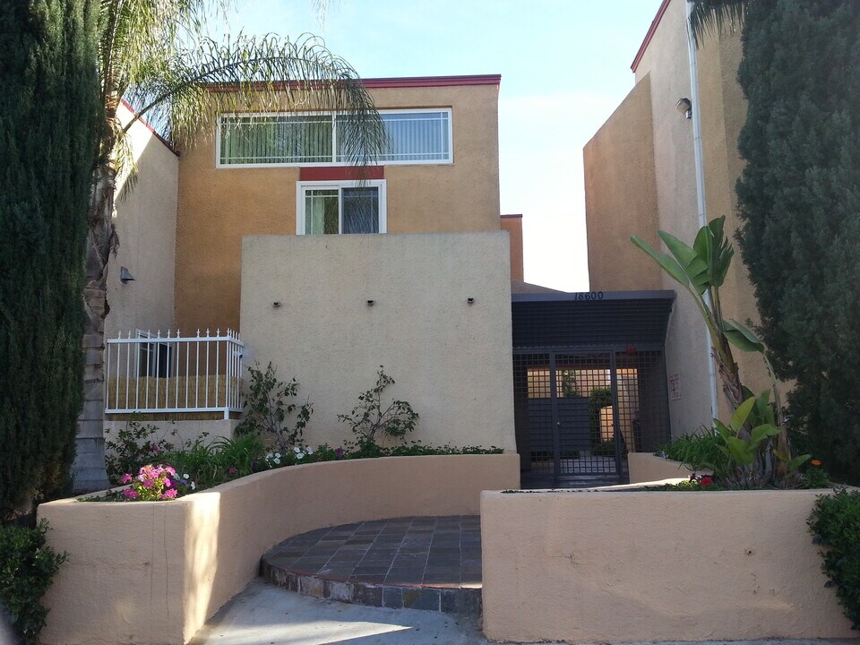 18600 Collins St in Tarzana, CA - Building Photo