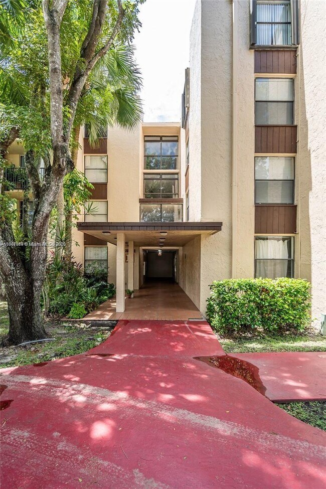14301 N Kendall Dr in Miami, FL - Building Photo - Building Photo