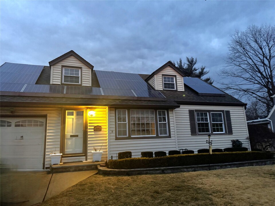 2365 Babylon St in Wantagh, NY - Foto de edificio