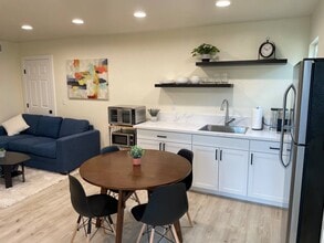 2713 Mitchell Ave, Unit B in Clovis, CA - Foto de edificio - Building Photo