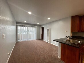 02943 in Oakland, CA - Building Photo - Interior Photo