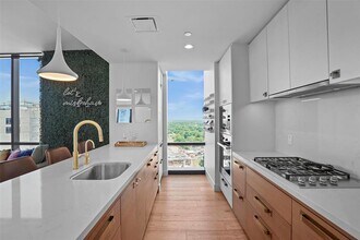 70 Rainey St in Austin, TX - Foto de edificio - Building Photo