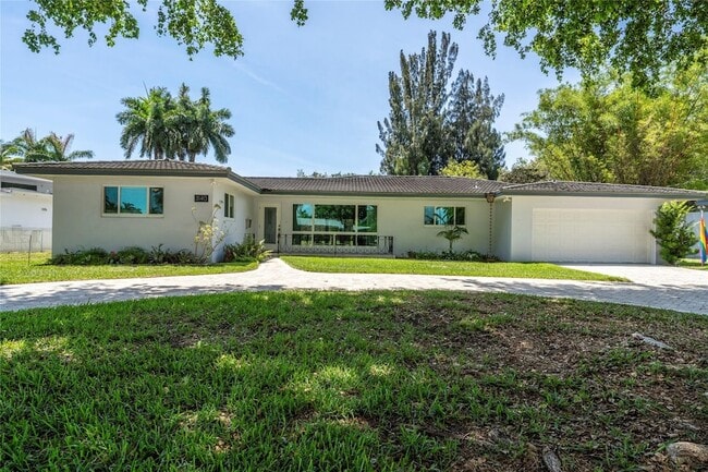 3140 Calle Largo Dr in Hollywood, FL - Foto de edificio - Building Photo