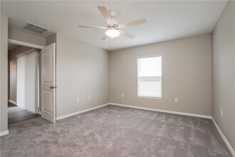 1238 NE 40th Terrace in Cape Coral, FL - Foto de edificio - Building Photo