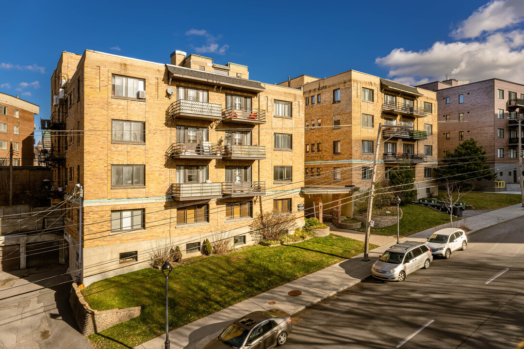 4855 De La Côte-Saint-Luc Ch in Montréal, QC - Building Photo