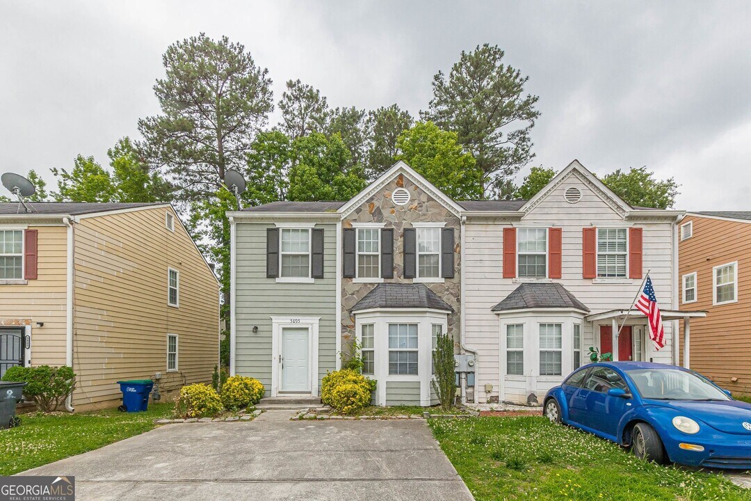 5895 Hampton Ct in College Park, GA - Building Photo