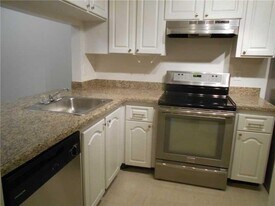 789 NW 103rd Ter, Unit 101 in Pembroke Pines, FL - Building Photo