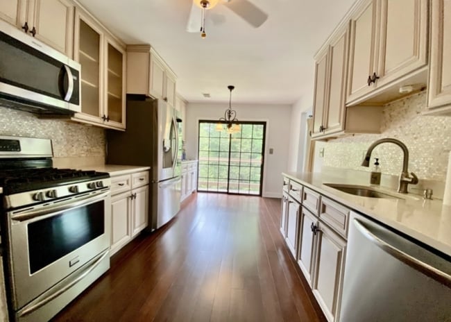 property at 2605 Hemlock Pl