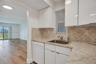 1674 Bay Rd, Unit 405 in Miami Beach, FL - Building Photo - Building Photo