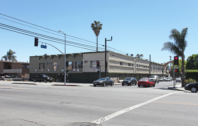 Roscoe Apartments in Panorama City, CA - Foto de edificio - Building Photo