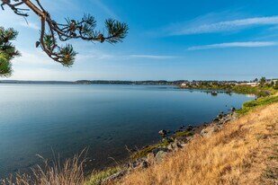 1410 SE Pioneer Way in Oak Harbor, WA - Building Photo