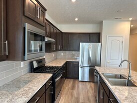 1242 Fairstone Dr in Lewis Center, OH - Building Photo