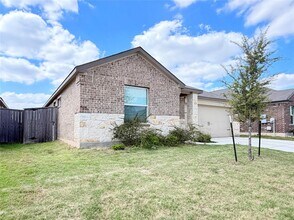 215 Magione St in Hutto, TX - Building Photo - Building Photo