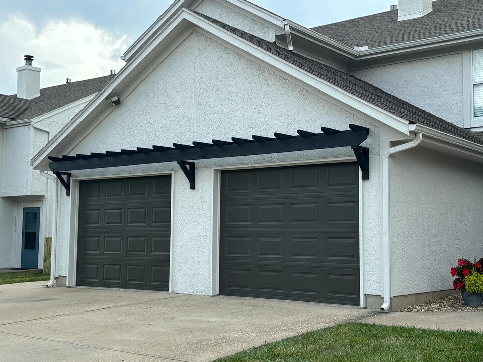 Chestnut Heights Townhomes in Olathe, KS - Building Photo