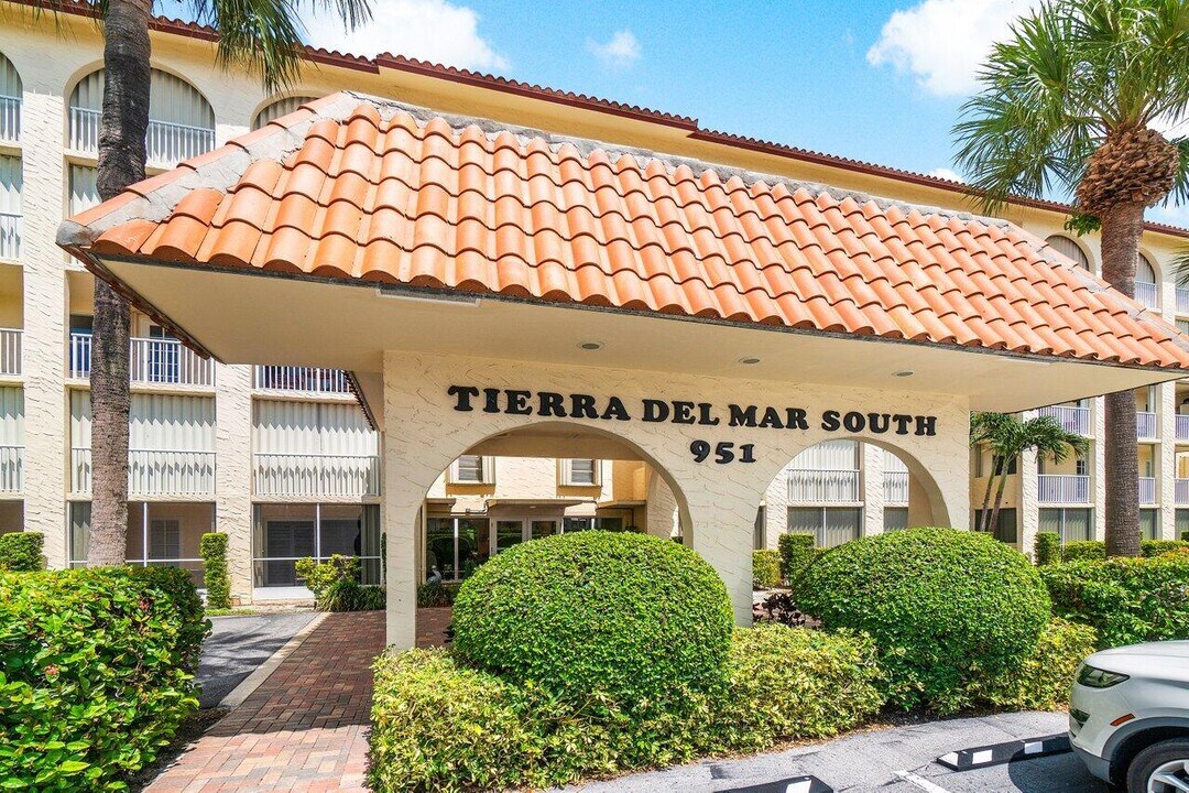 951 De Soto Rd in Boca Raton, FL - Building Photo