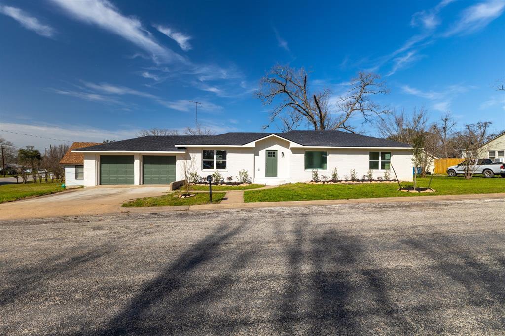 712 E Kuehn St in Bellville, TX - Building Photo