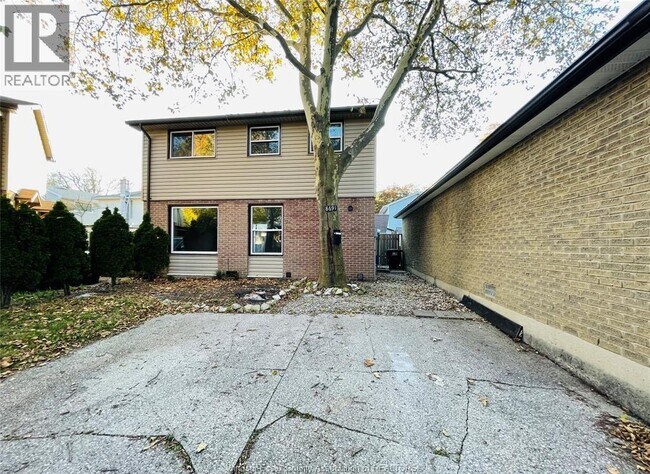 8691 Darlington Crescent in Windsor, ON - Building Photo - Building Photo