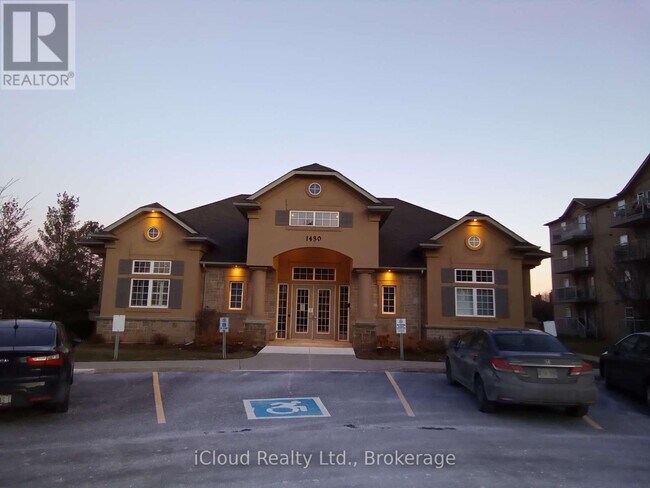 1450 Bishops Gate in Oakville, ON - Building Photo - Building Photo