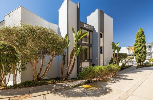 620 The Village, Unit #301 in Redondo Beach, CA - Foto de edificio - Building Photo