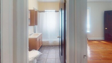 823 W 83rd St in Chicago, IL - Foto de edificio - Building Photo