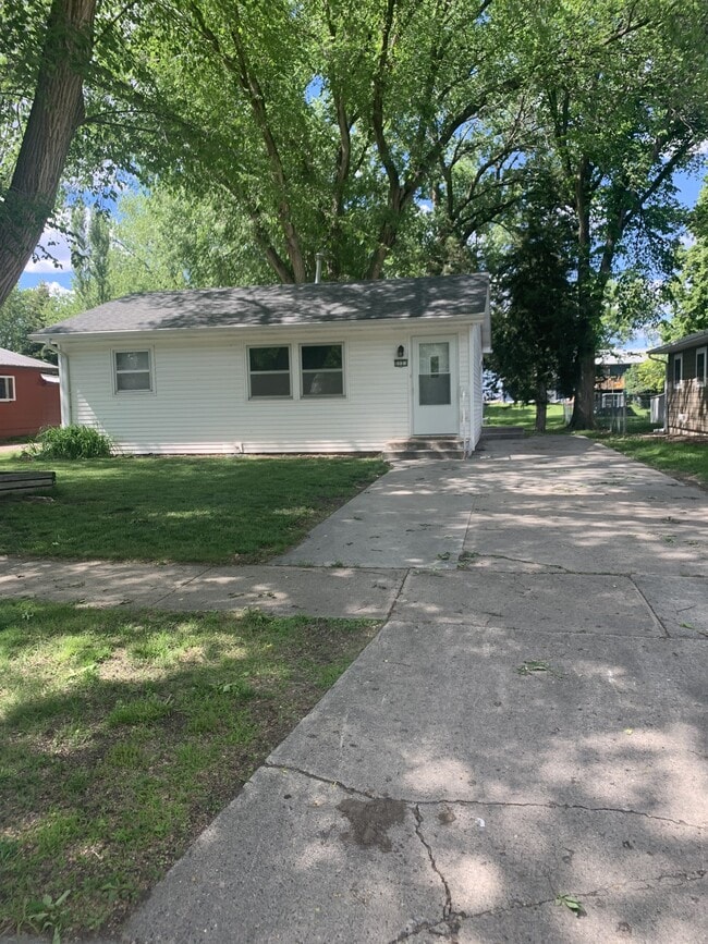 property at 513 W Clark St