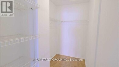 28 Sommerset Way in Toronto, ON - Building Photo - Building Photo