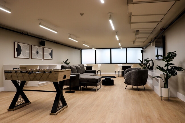 100 Main in Hamilton, ON - Building Photo - Building Photo