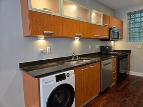 1360 W Estes Ave, Unit Sun-Drenched 1BR Condo wi in Chicago, IL - Building Photo - Building Photo