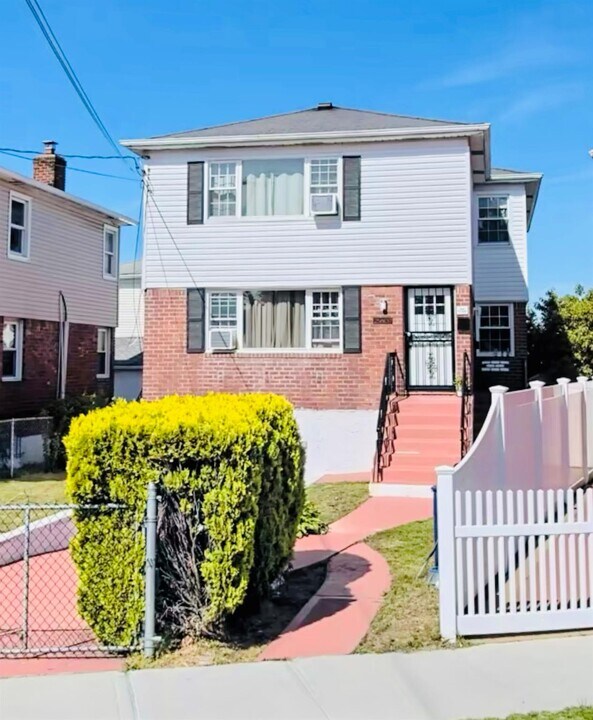 256-02 Francis Lewis Blvd in Queens, NY - Building Photo