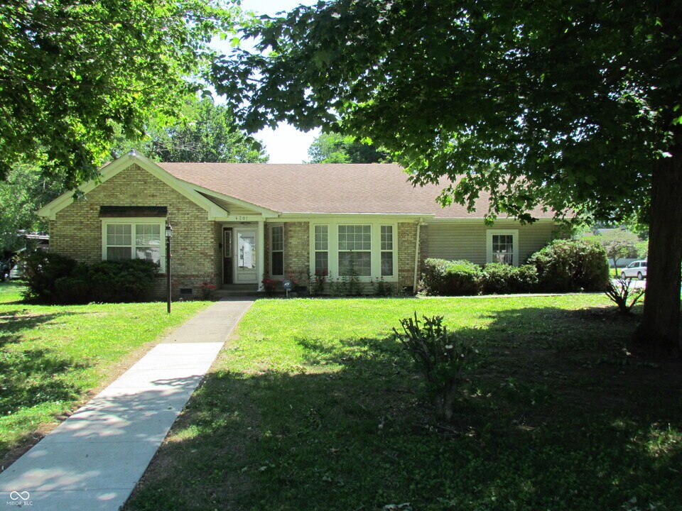 4201 Clarendon Rd in Indianapolis, IN - Building Photo