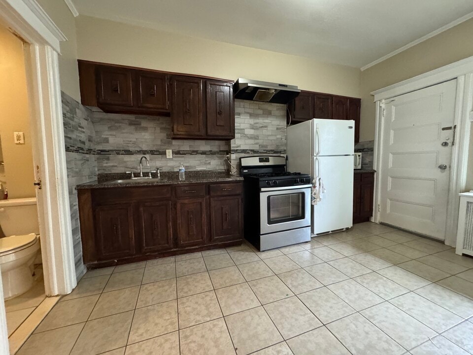 138 W 28th St, Unit 2 in Bayonne, NJ - Foto de edificio