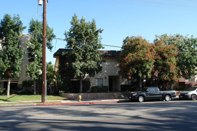 21747 Lassen St in Chatsworth, CA - Building Photo - Building Photo