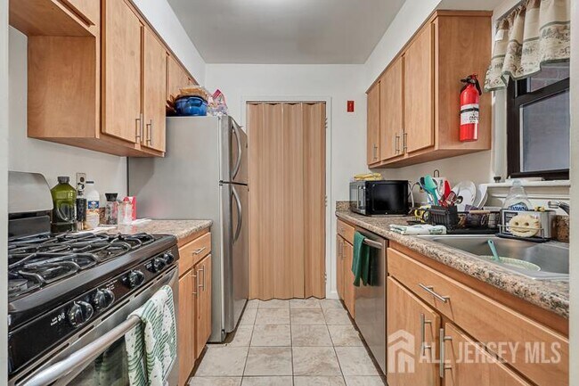 142 Beverly Hill Terrace in Woodbridge Township, NJ - Building Photo - Building Photo