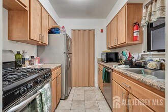 142 Beverly Hill Terrace in Woodbridge Township, NJ - Foto de edificio - Building Photo