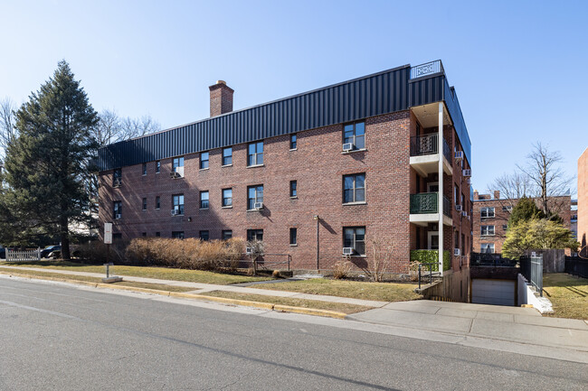 Eden Terrace in Great Neck, NY - Foto de edificio - Building Photo