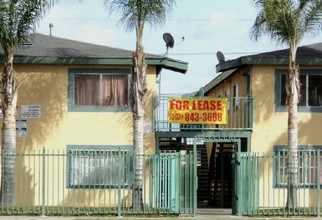 10700 S Main St in Los Angeles, CA - Foto de edificio - Building Photo