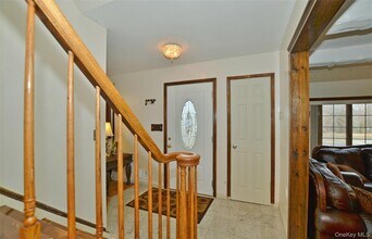 327 Town Line Rd in East Northport, NY - Building Photo - Building Photo