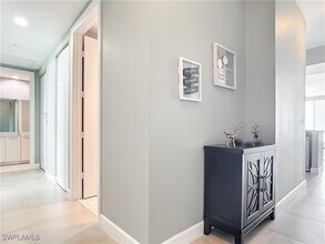 3000 Oasis Grand Blvd in Ft. Myers, FL - Building Photo - Building Photo