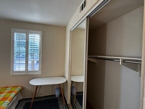 2695 W Madison Cir in Anaheim, CA - Foto de edificio - Building Photo